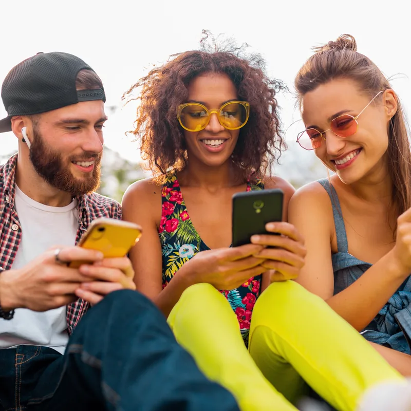 Público: amigos com o celular