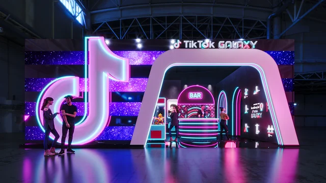 Desdobramentos: A fachada TikTok Galaxy, com o céu estrelado nas telas