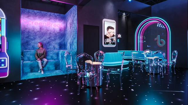 Desdobramentos: O lounge visto do outro lado, com as poltronas