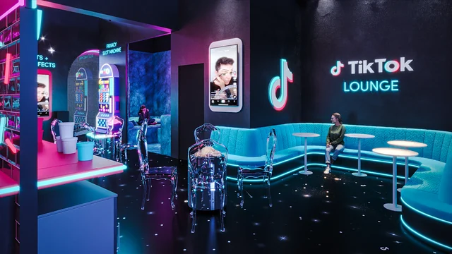 Desdobramentos: O TikTok Lounge, com as mesas e o letreiro