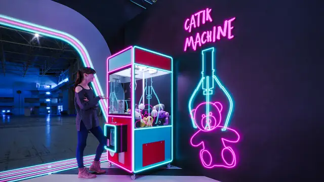A máquina de garra com as pelúcias