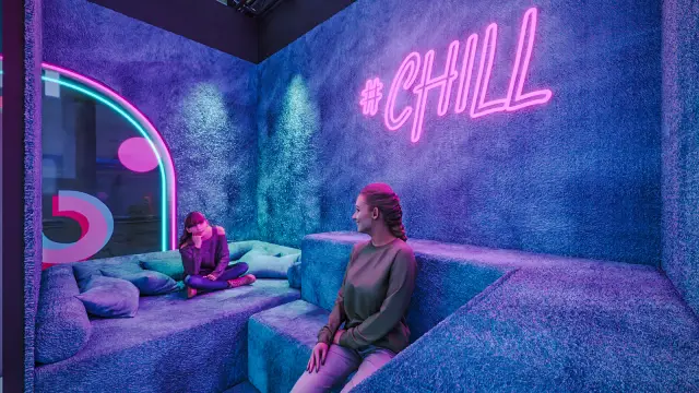 A sala de descanso forrada, com almofadas