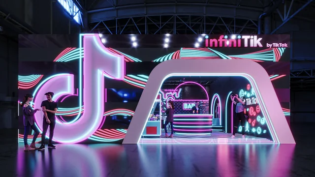 A fachada do InfiniTik, vista frontal