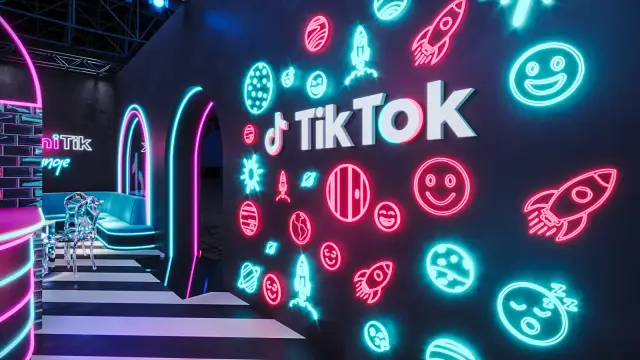 A parede de ícones em neon ao lado do lounge