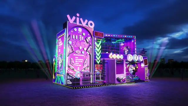 Rota Easy Arcade: fachada noturna com o pinball gigante e as setas verdes