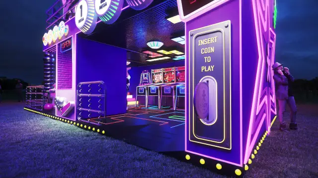 Rota Easy Arcade: entrada com a ficha gigante