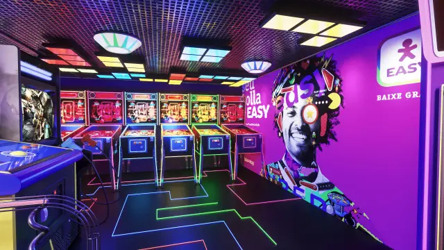 Rota Easy Arcade, primeira versão: fileira de máquinas personalizadas diante do KV