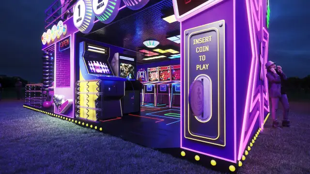Rota Easy Arcade, primeira versão: entrada com a ficha gigante