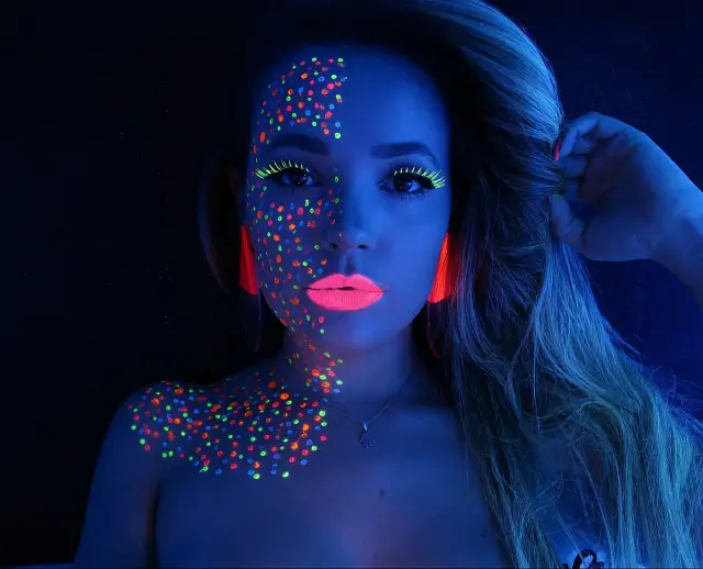 Referência de make neon glow 1