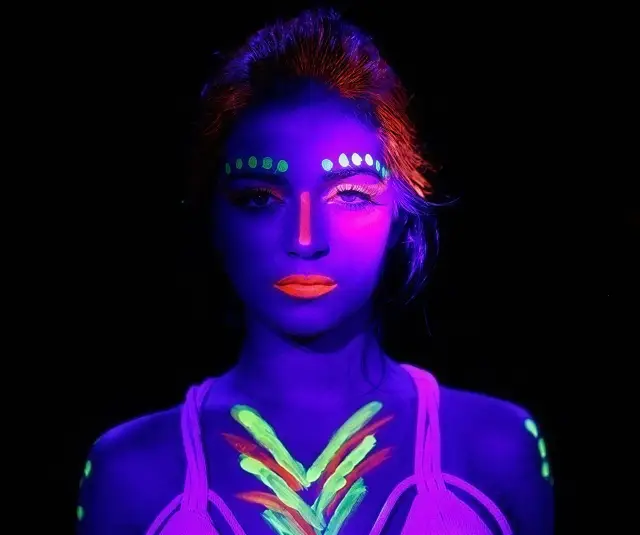 Referência de make neon glow 2