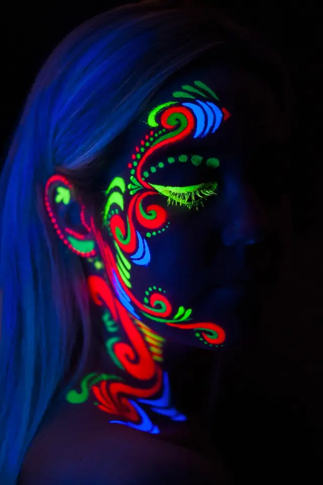 Referência visual: pintura facial neon em espirais