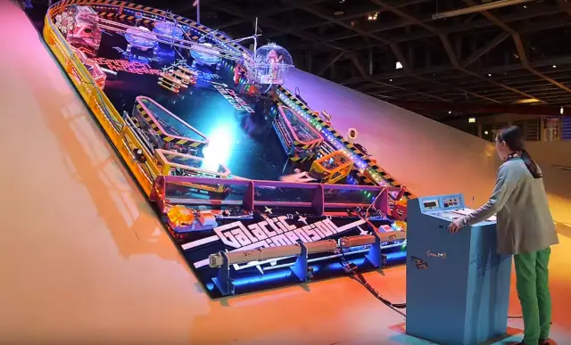 Referência visual: pinball em escala gigante
