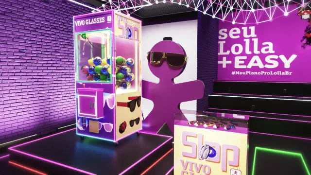 Glow Lounge: claw machine, boneco Vivo de óculos e parede da assinatura