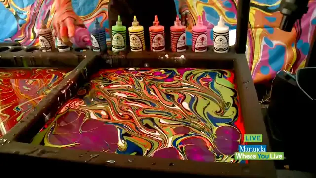 Referência visual: tinta marmorizada na bandeja, com as cores em frascos