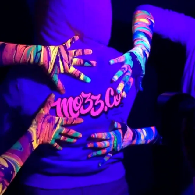 Referência visual: mãos com body marbling sob luz negra