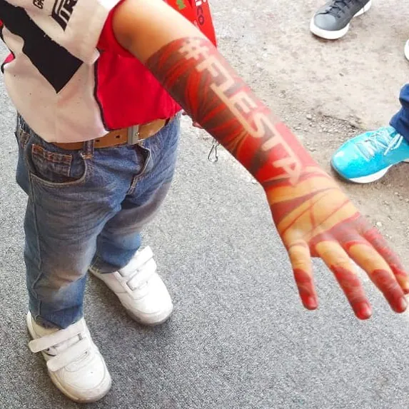 Referência visual: braço com body marbling