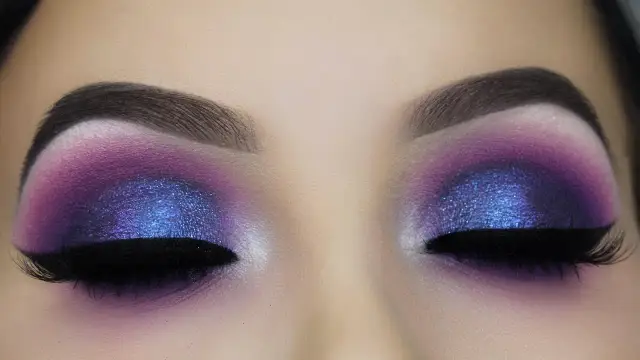 Referência visual: maquiagem roxa nos olhos