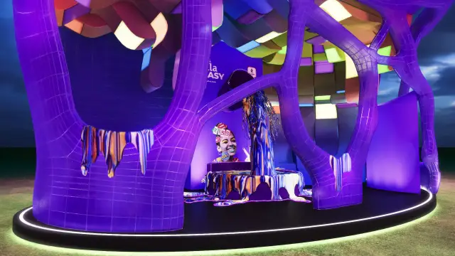 Rota Tinta: interior com arcos orgânicos e janelas coloridas